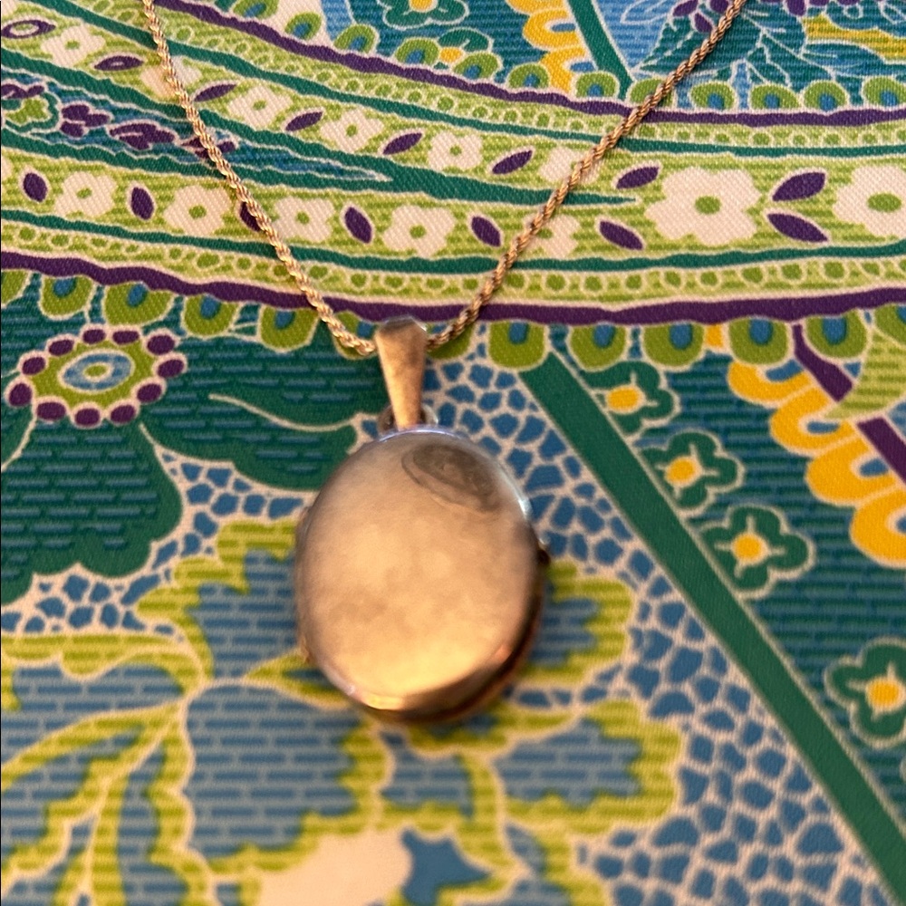 Chic Sterling Silver Oval Locket Necklace - Picture 9 of 10